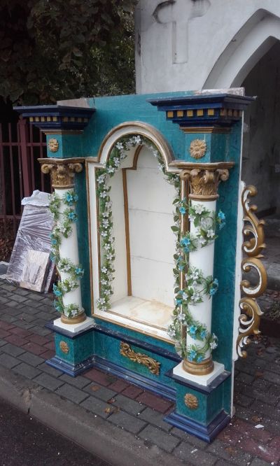 Rok 2014. Przygotowania do prac. Demontaż wyposażenia kapliczki, kt&oacute;re przewiezione zostanie do budynku pobliskiej parafii. Na zdjęciu ołtarzyk czekający na transport. Fot. ze zbior&oacute;w autorki